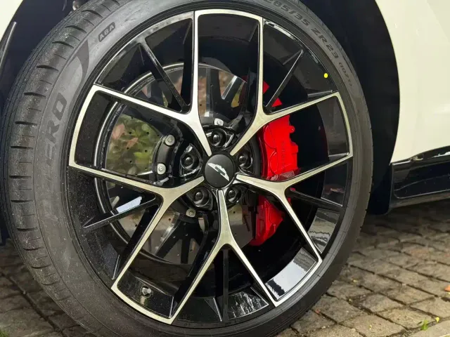 Aston Martin DBX — Фото автомобиля 7