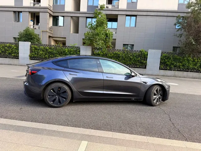 Tesla Model 3 — Фото автомобиля 3