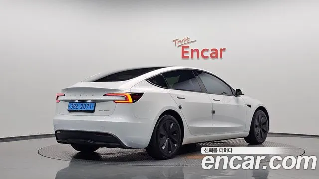 Tesla Model 3 — Фото автомобиля 2