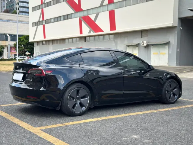 Tesla Model 3 — Фото автомобиля 18