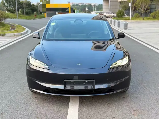 Tesla Model 3 — Фото автомобиля 2