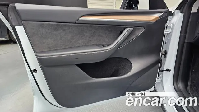Tesla Model Y — Фото автомобиля 24