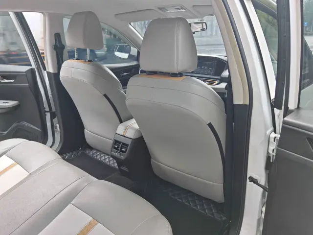 Dongfeng Fengshen E70 — Фото автомобиля 6