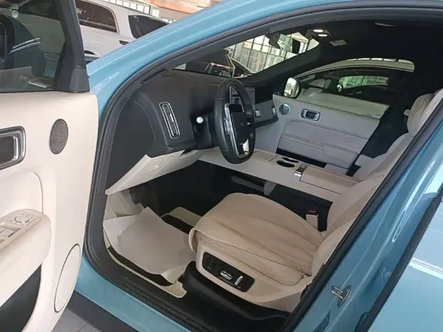 Li Auto L8 — Фото автомобиля 11