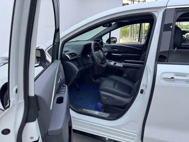 Toyota Sienna — Фото автомобиля 7