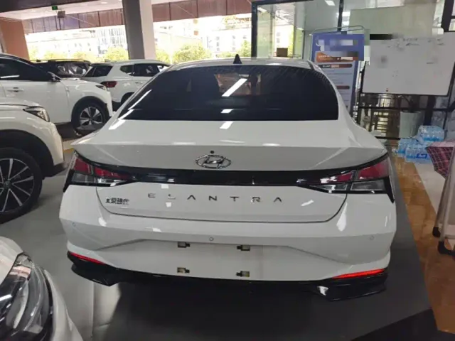 Hyundai Elantra — Фото автомобиля 5