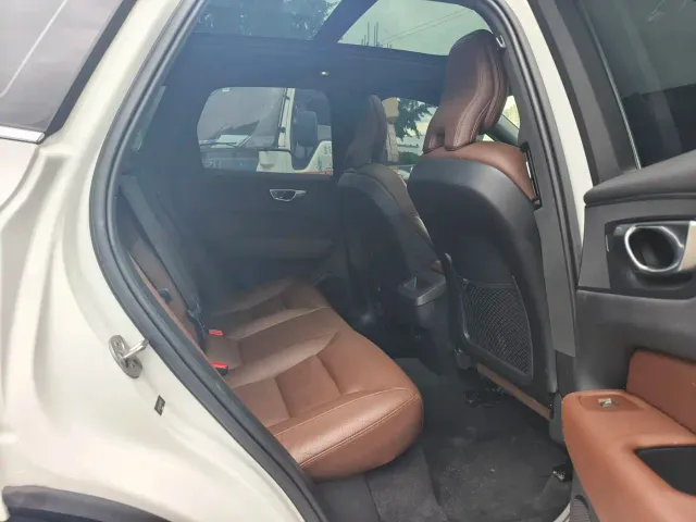 Volvo XC60 — Фото автомобиля 12