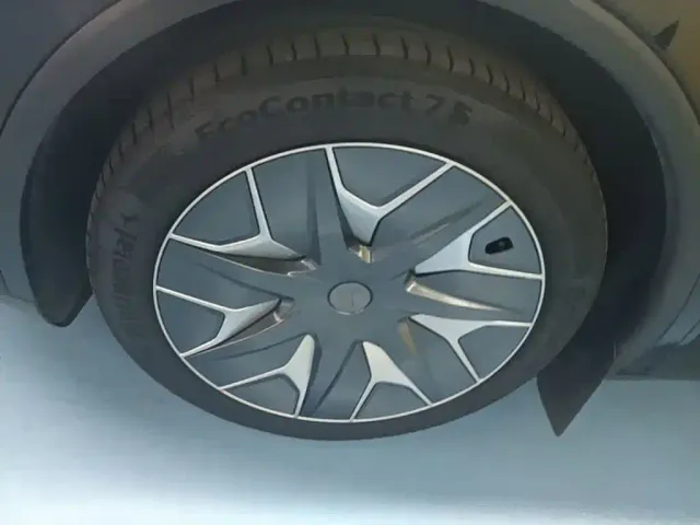 Tesla Model Y L — Фото автомобиля 22