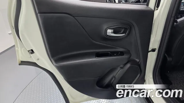 Jeep Renegade — Фото автомобиля 14