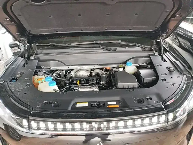 Dongfeng Yipai eπ008 2024 210Max Range Extender 6-Seater — Фото автомобиля 19