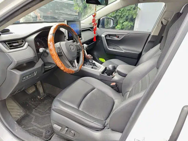 Toyota RAV4 — Фото автомобиля 7