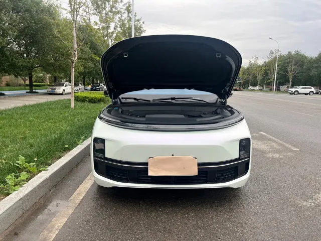 Li Auto L8 — Фото автомобиля 18