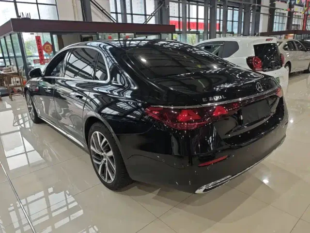 Mercedes-Benz E-Class — Фото автомобиля 4