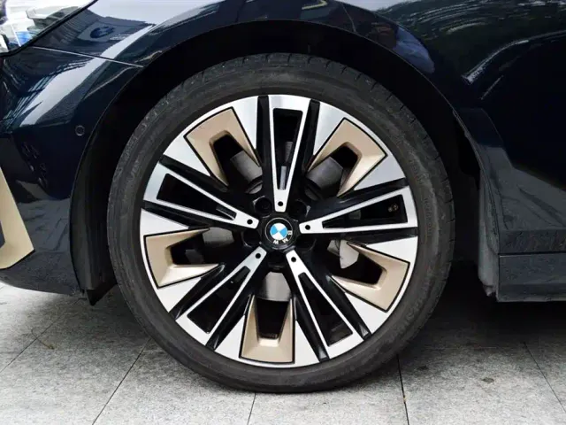 BMW 5 Series — Фото автомобиля 8
