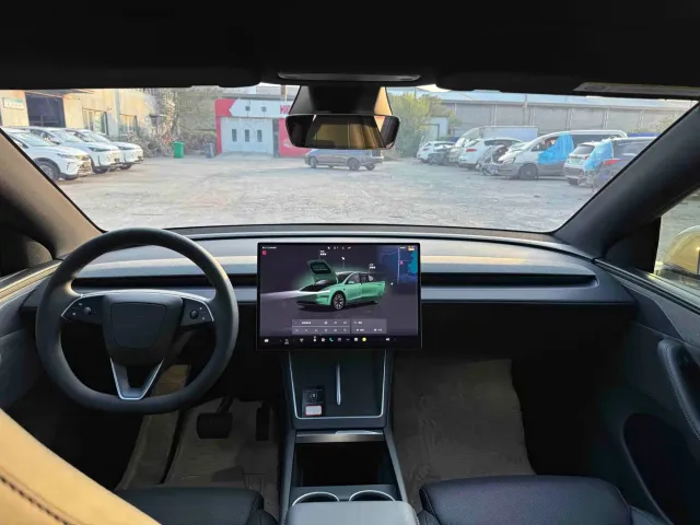 Tesla Model Y L — Фото автомобиля 16