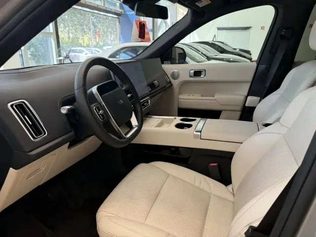 Li Auto L8 — Фото автомобиля 4