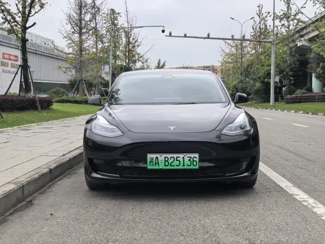 Tesla Model 3 — Фото автомобиля 2