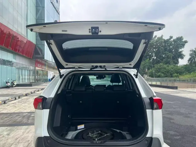 Toyota RAV4 — Фото автомобиля 8