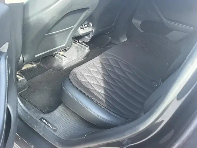 Tesla Model Y — Фото автомобиля 11
