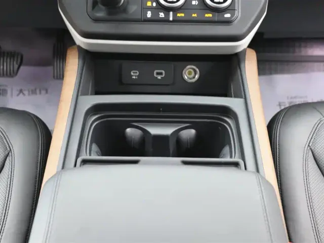 Land Rover Defender — Фото автомобиля 20