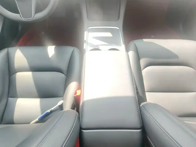 Tesla Model 3 — Фото автомобиля 6