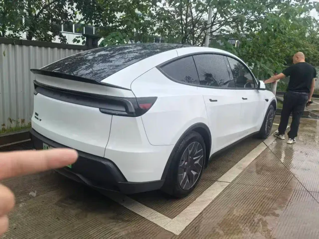 Tesla Model Y L — Фото автомобиля 2