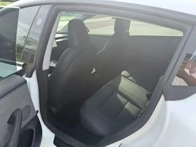 Tesla Model 3 — Фото автомобиля 6