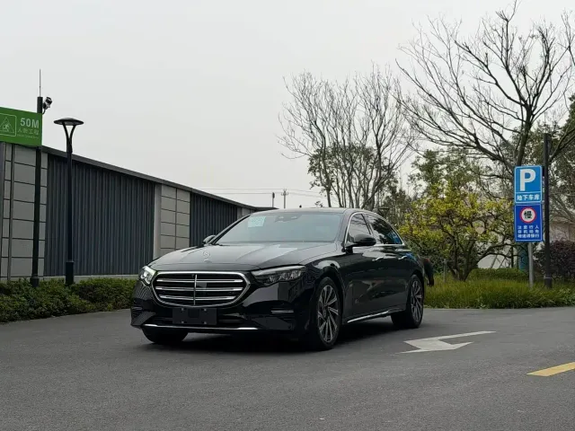 Mercedes-Benz E-Class — Фото автомобиля 3