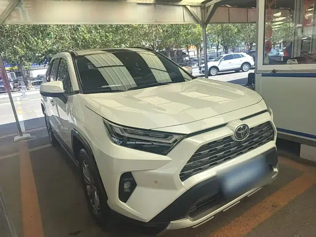 Toyota RAV4 — Фото автомобиля 3