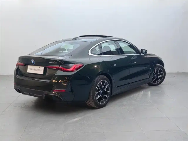 BMW i4 — Фото автомобиля 4