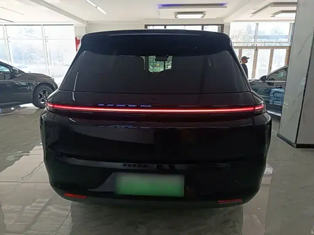 Li Auto L8 — Фото автомобиля 5