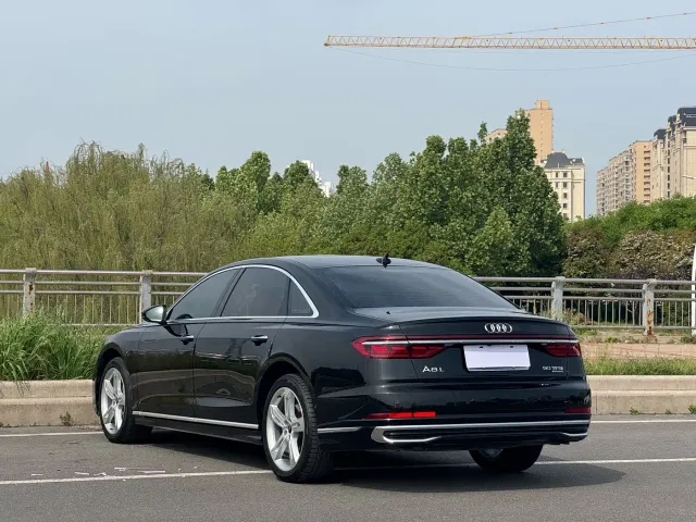 Audi A8 — Фото автомобиля 14