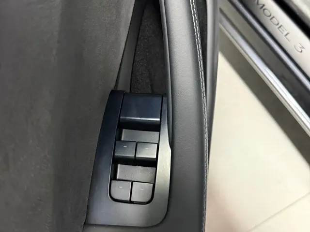 Tesla Model 3 — Фото автомобиля 12