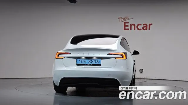 Tesla Model 3 — Фото автомобиля 4