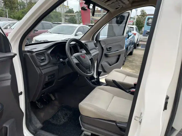 Wuling Hongguang V — Фото автомобиля 7