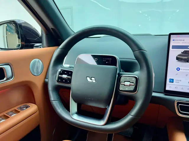 Li Auto L8 — Фото автомобиля 28