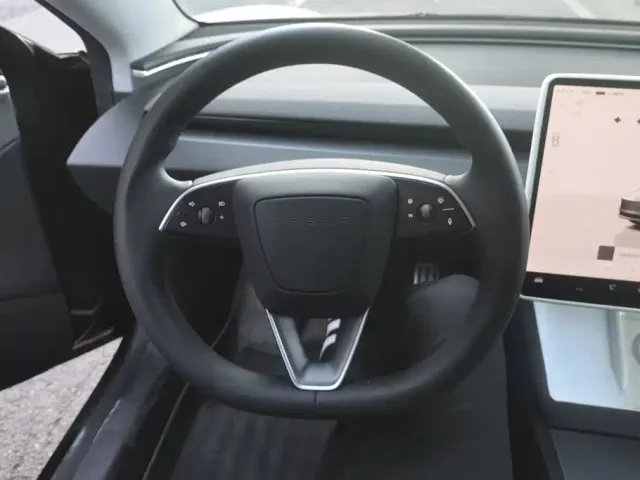 Tesla Model 3 — Фото автомобиля 15