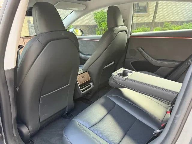 Tesla Model 3 — Фото автомобиля 10