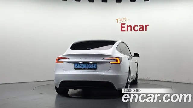 Tesla Model 3 — Фото автомобиля 4