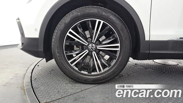 Volkswagen Tiguan Tiguan 2 поколение 2.0 TDI Premium — Фото автомобиля 5