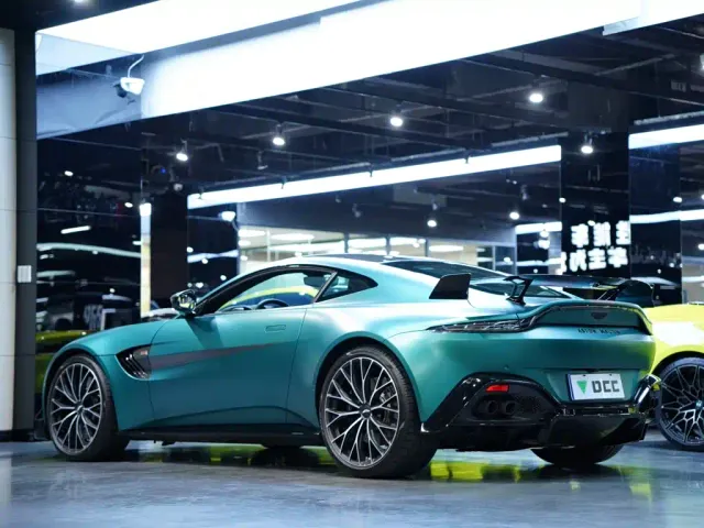 Aston Martin V8 Vantage — Фото автомобиля 21