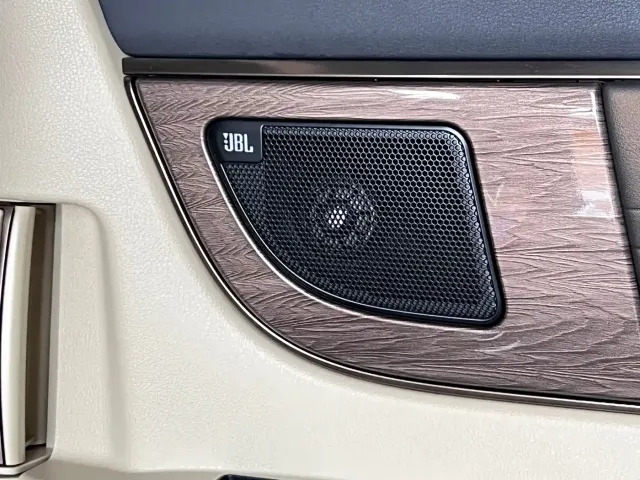 Toyota Alphard — Фото автомобиля 30