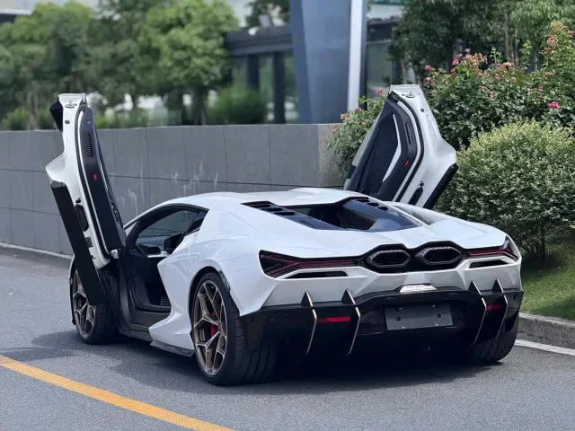 Lamborghini Revuelto — Фото автомобиля 3