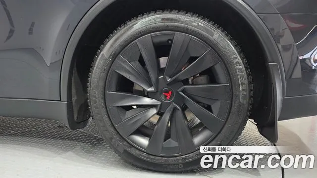 Tesla Model Y — Фото автомобиля 17