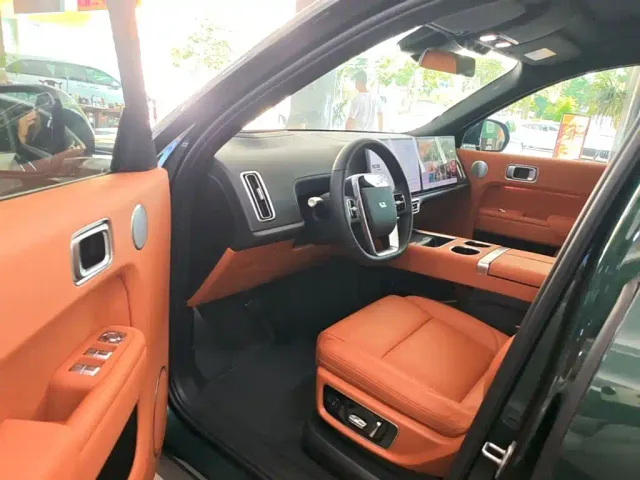 Li Auto L8 — Фото автомобиля 15