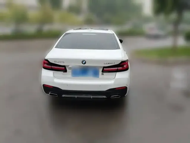 BMW 5 Series — Фото автомобиля 3
