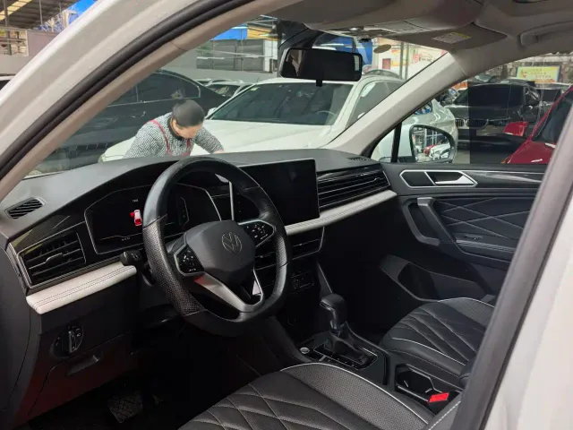 Volkswagen Tiguan L — Фото автомобиля 8