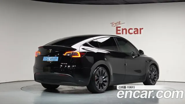 Tesla Model Y — Фото автомобиля 2