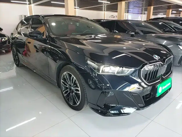 BMW 5 Series — Фото автомобиля 3