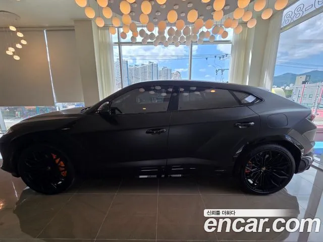 Lamborghini Urus — Фото автомобиля 3